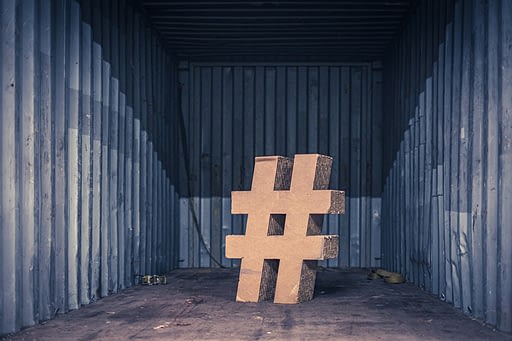 Büyük bir konteyner nakliye kutusundaki hashtag fotoğrafı